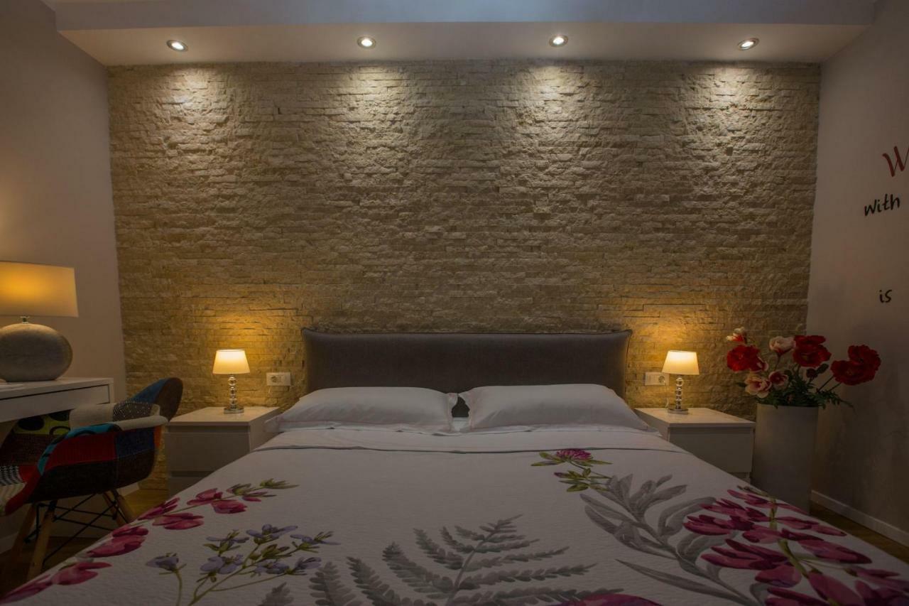 Exclusive City Center Apartment With Garden Ровинь Экстерьер фото